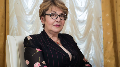 Как е възможно?! Елеонора Митрофанова горила тайни документи в посолството