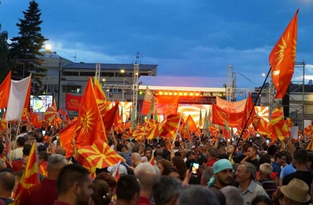 Протестиращи нахлуха в двора на македонското правителство, изгориха „договора“ с България