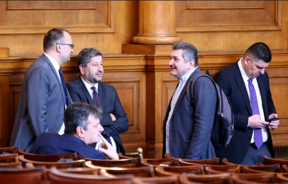 Мрежата ври и кипи след този запис от закрита среща на депутатите от ДБ
