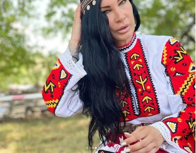 Цеци Красимирова се спретна като селска мома в Жеравна