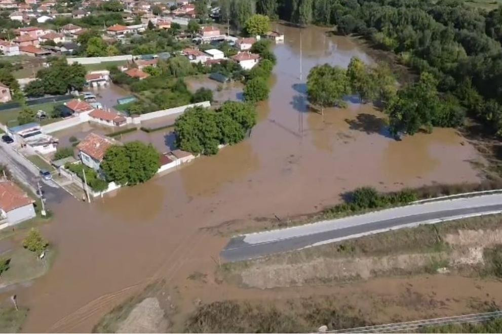 Драмите в наводнените села в Карловско нямат край