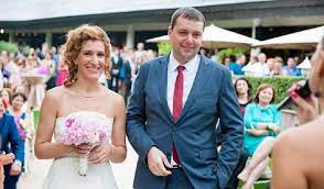 20-годишна пикла застана между Николина Ангелкова и съпруга й - Снимка 2