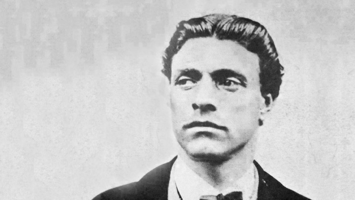Анастас Карастоянов прави три от общо седемте снимки на Левски - Снимка 3