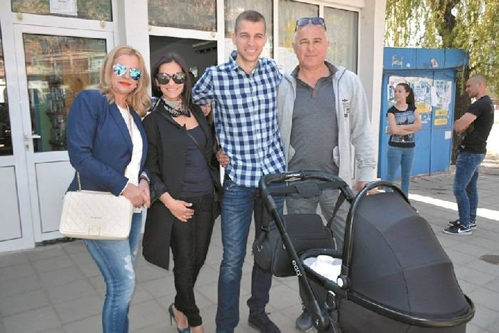 Скандални разкрития за семейството на сричащия депутат Стефан Апостолов - Снимка 2