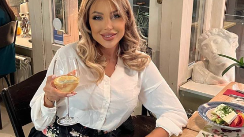 Бременната Джулиана Гани се налива с вино