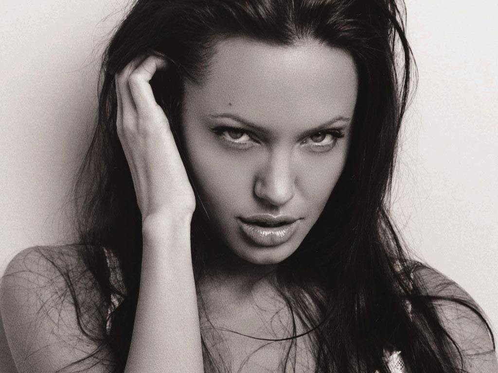 НЕВЕРОЯТНО! Имаме си ДВОЙНИЧКА на Анджелина Джоли (СНИМКИ) - Снимка 2