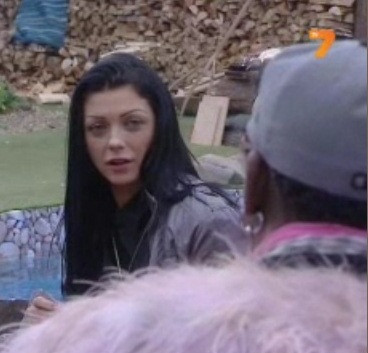 Емануела се предложи на Денис Родман