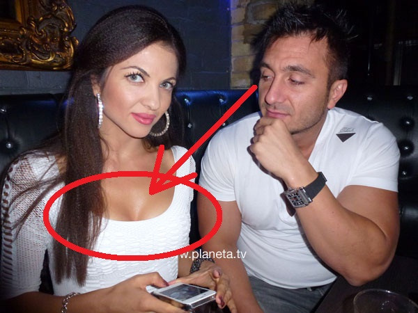 Къде гледа Коцето, но на Райна май хич не й пречи...