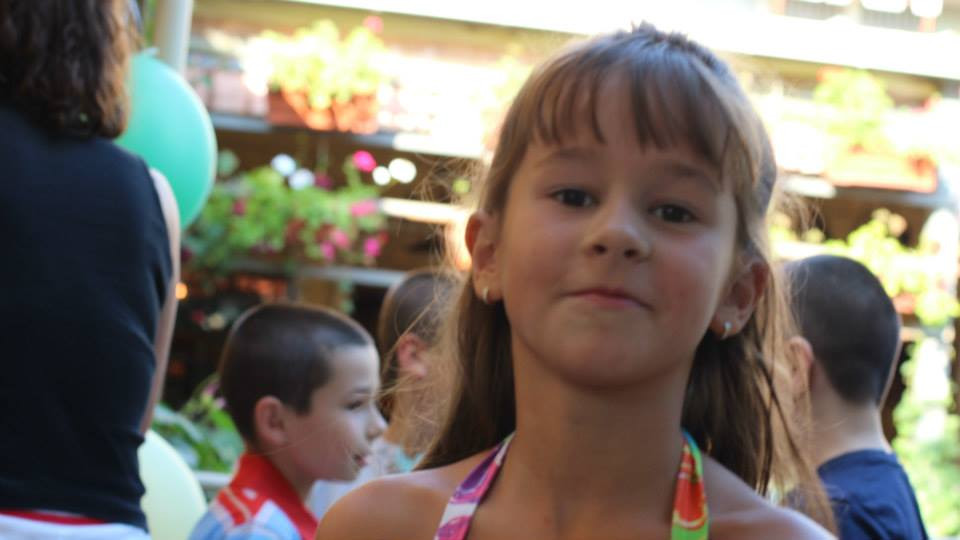 А иначе Ани е като всички дечица на нейната възраст, но с мнооого зает татко!