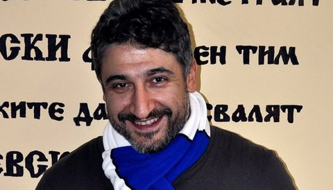 Кирил Ефремов със синьо шалче