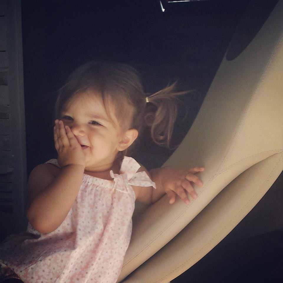 Кой може да каже лоша дума за това мило създание?! И майка й разчита на това!
