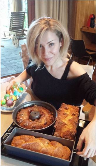 Гала си пусна селфи от кухнята, без грим