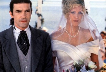 Жени се за Мелани Грифит през 1996 година, имат една дъщеря