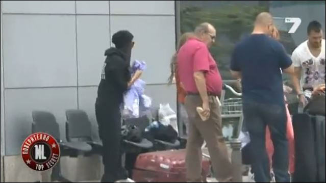 Николета развява дрехи на летището, сякаш е на пазара