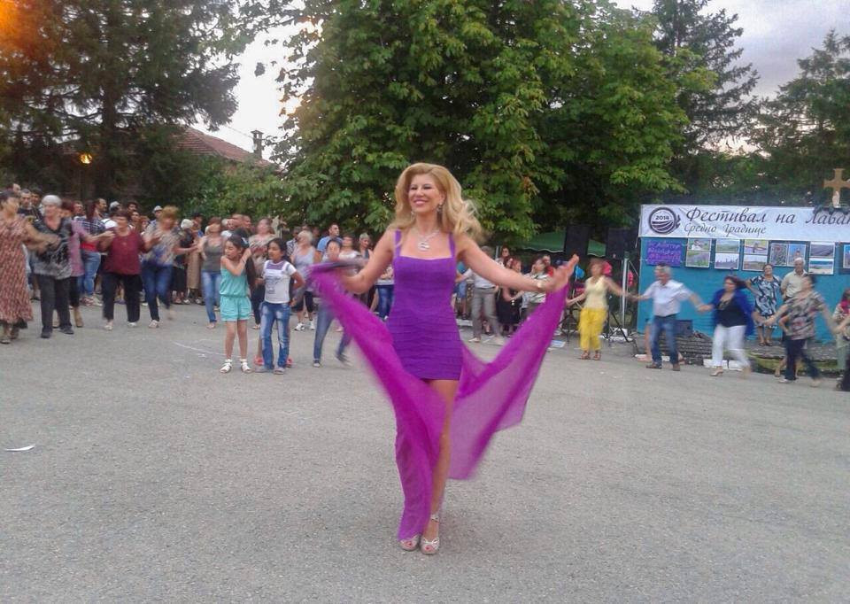 Нелина може да се сбърка с абитуриентка