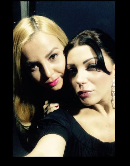На бременната Емануела не й личи, че чака бебе