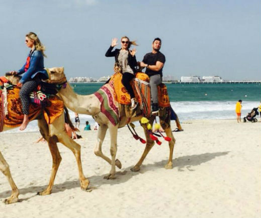 Коцето яхна камила в Дубай