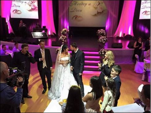 Куп приятели и гости се събраха да вдигнат наздравици за младоженците