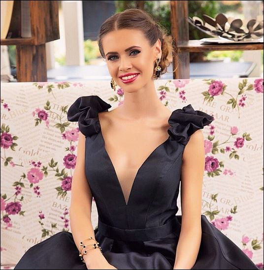 Куини Алис е красива абитуриентка
