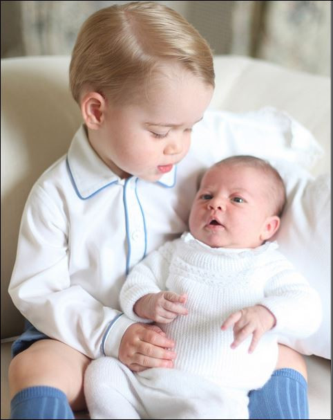Принц Джордж отсега показва привързаност към по-малката си сестричка