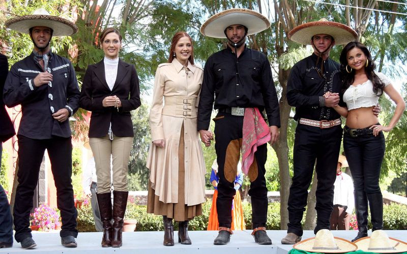 MEX13 - ATLIXCO (MÉXICO), 04/12/07.- (De izq. a der) Los actores mexicanos Pablo Montero, Nora Salinas, Adela Noriega, Eduardo Yáñez, Jorge Salinas y Elizabeth Álvarez, integrantes del elenco de la nueva telenovela mexicana "Fuego en la Sangre", posan hoy, 4 de diciembre de 2007, en el rancho San Agustín, ubicado en la ciudad de Atlixco, estado de Puebla (México), durante su primer día de grabaciones. EFE/Ulises Ruiz