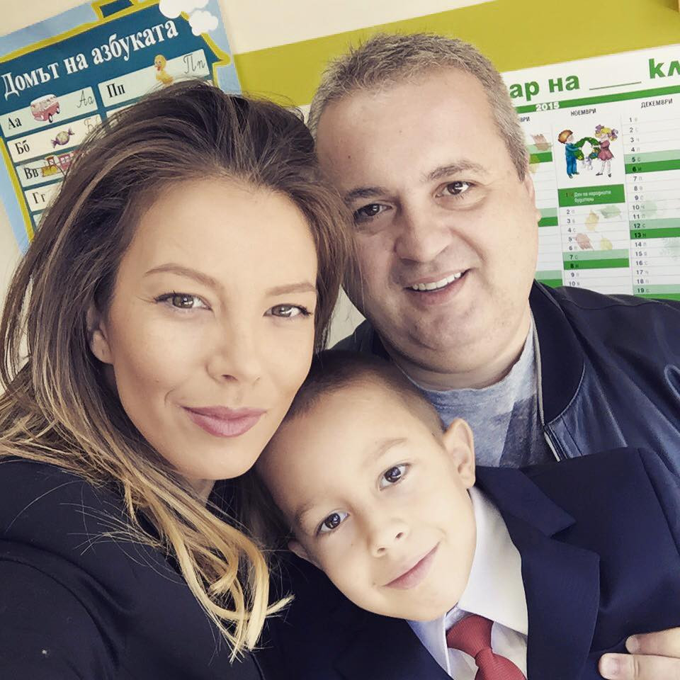Емилия и Коко Динев изпратиха сина си Иван в първи клас