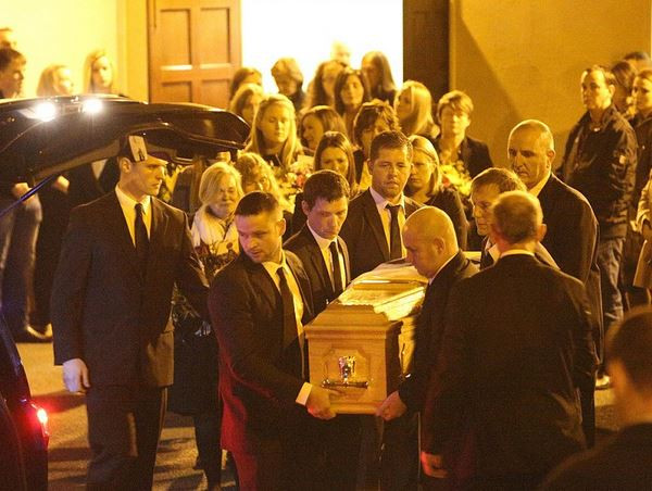 Джим Кери съкрушен на погребението на приятелката си