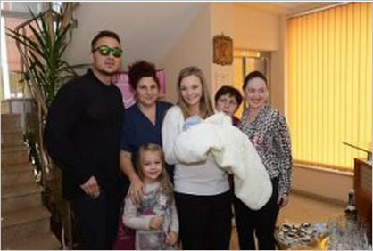 Папараците щракнаха звездната двойка на излизане от болницата сн. "Папараци"