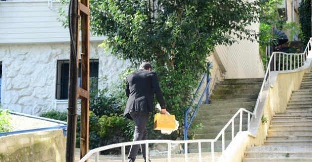 kenan_imirzalioglu_sinem_kobal_i_istedi_mi_cicek_ve_cikolatayla_kapisina_dayandi_h43025_676be