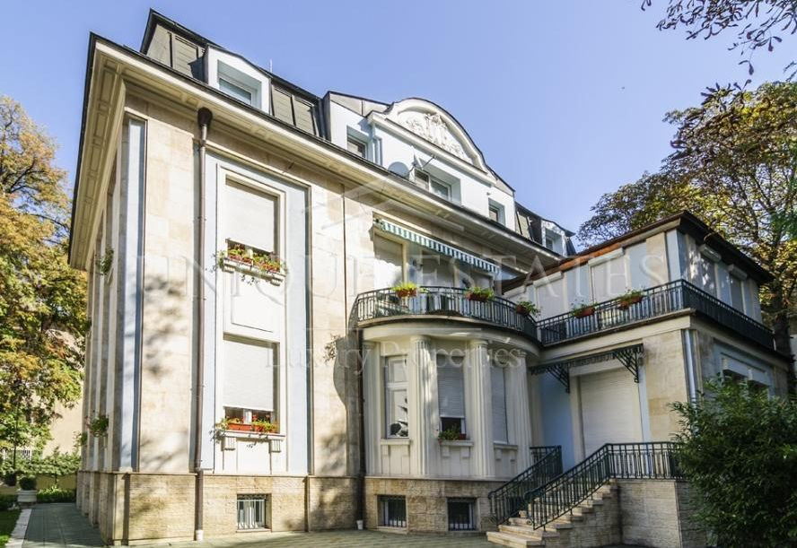 Уникалният палат, който Мария и Християн продават за шестнайсе милиона лева