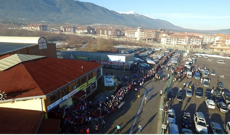 bezobrazie-ogromni-opashki-se-viiat-pred-kabinkoviia-lift-v-bansko-zaradi-lipsa-na-vtori-1