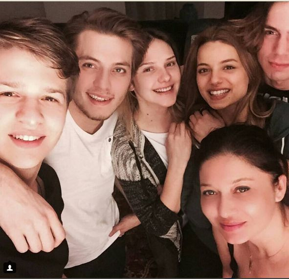 Лейля Танлар и Алина боз заведоха гаджетата при мамчето