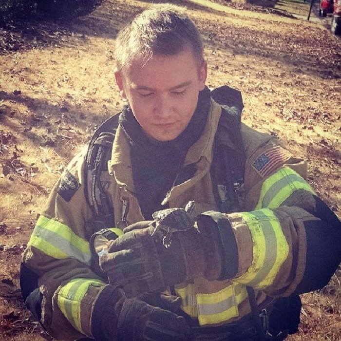 Дилън работи като пожарникар