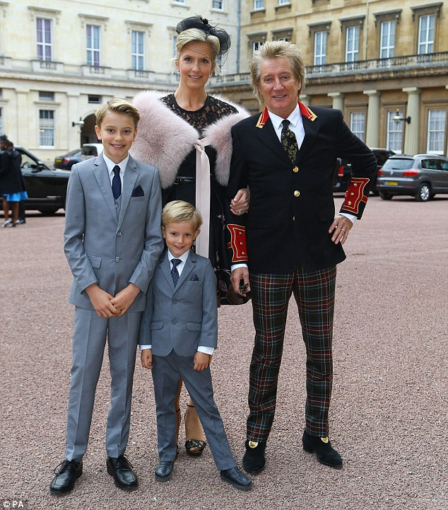 Род Стюарт със семейството си, след рицарското звание