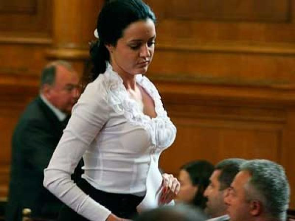 Калина се подвизавала из Народното събрание без гащи