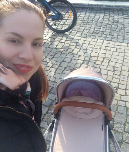 Виолета Сиракова на първа разходка с бебето