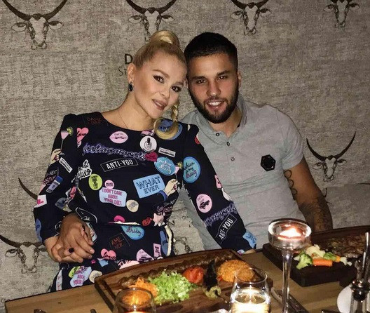 Десислава пази диета