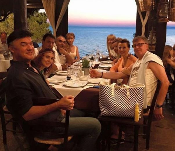 Илиана Раева и щастливата компания в Гърция