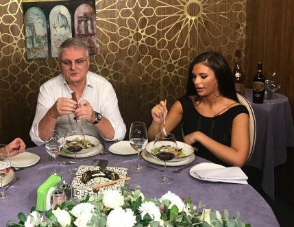 Ицо Стоте манекенки си избра булка