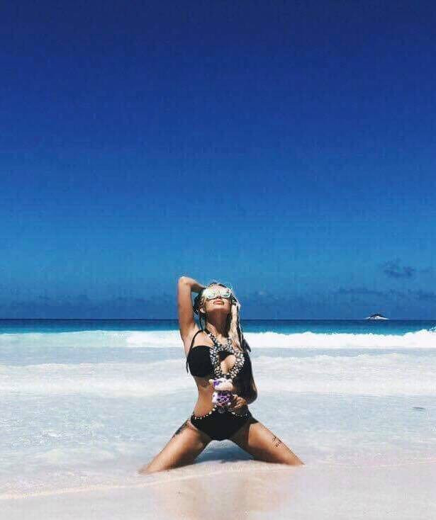 Джулиана препича сексапилното си тяло на плажа 