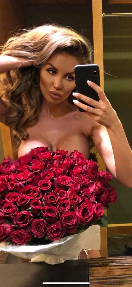Моника Валериева си „пипна“ бюста