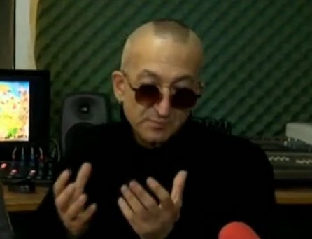 Дони стряска с вида си на каторжник