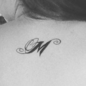 А само преди час Емануела публикува снимка в социалната мрежа, на която се вижда буквата „М” татуирана на гърба й