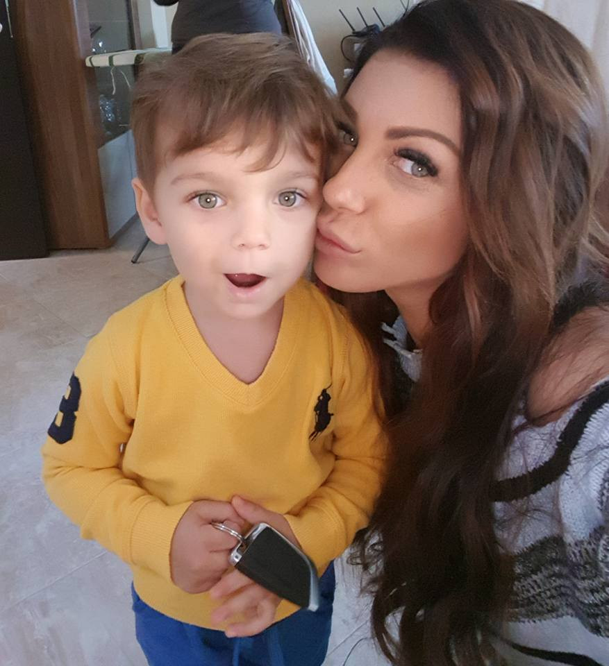 Емануела прекарва всяка свободна минута със сина си