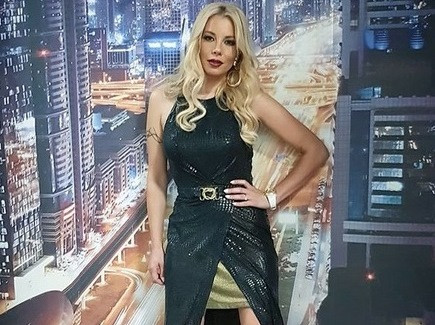 Емилия хвърли траура, троши пари за прескъпи рокли