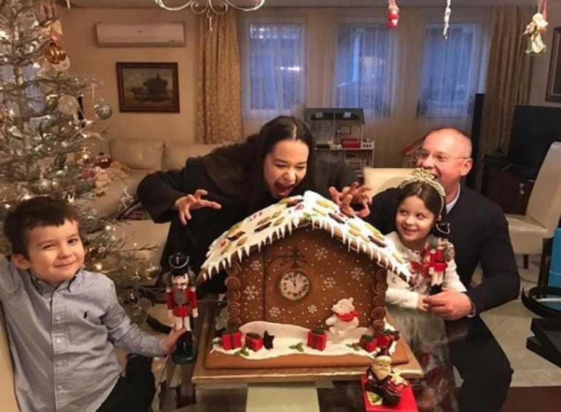 Сергей Станишев подари приказна Коледа на децата си! (Виж в какъв лукс тънат)