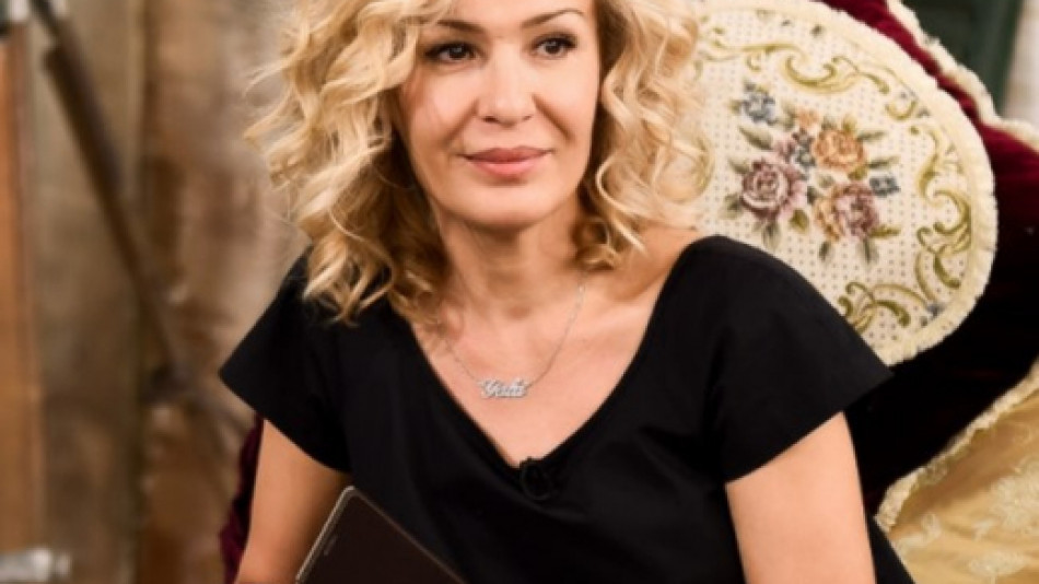 Гала се самолекува в интернет