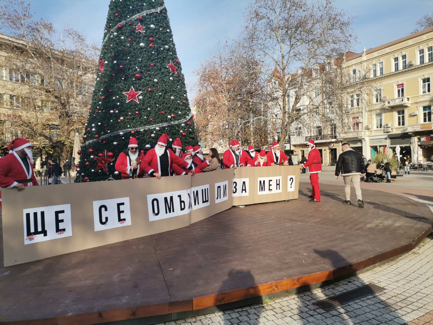 Катрин Тасева каза заветното „да“ попитана от 20 Дядо Коледовци - Снимка 2
