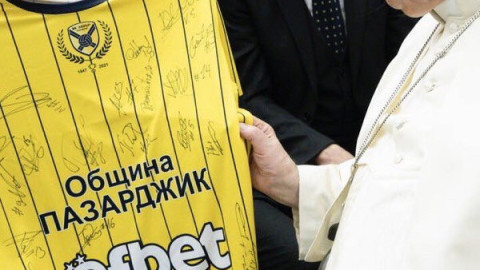 Папа Франциск благослови Efbet и “ОЗК-Застраховане” за подкрепата им към спорта