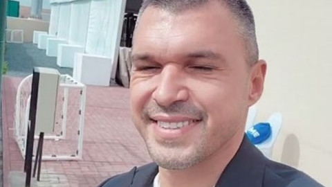 Валери Божинов си ляга до знойна красавица!( Снимката й изпоти нета)